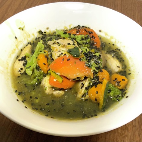 鶏胸肉と野菜の黒ゴマ味噌スープ