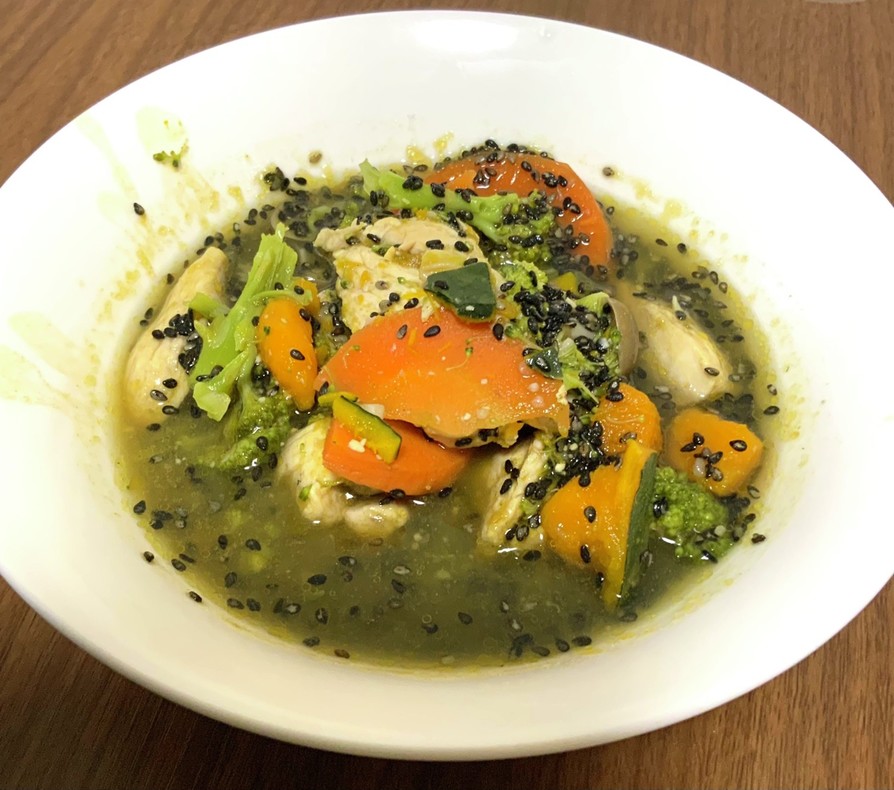 鶏胸肉と野菜の黒ゴマ味噌スープの画像