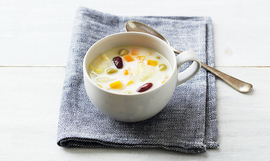 豆と野菜のアーモンドミルクスープの写真