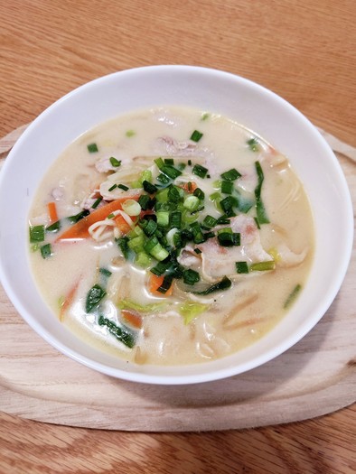 豚肉と野菜たっぷりのミルク味噌スープの写真