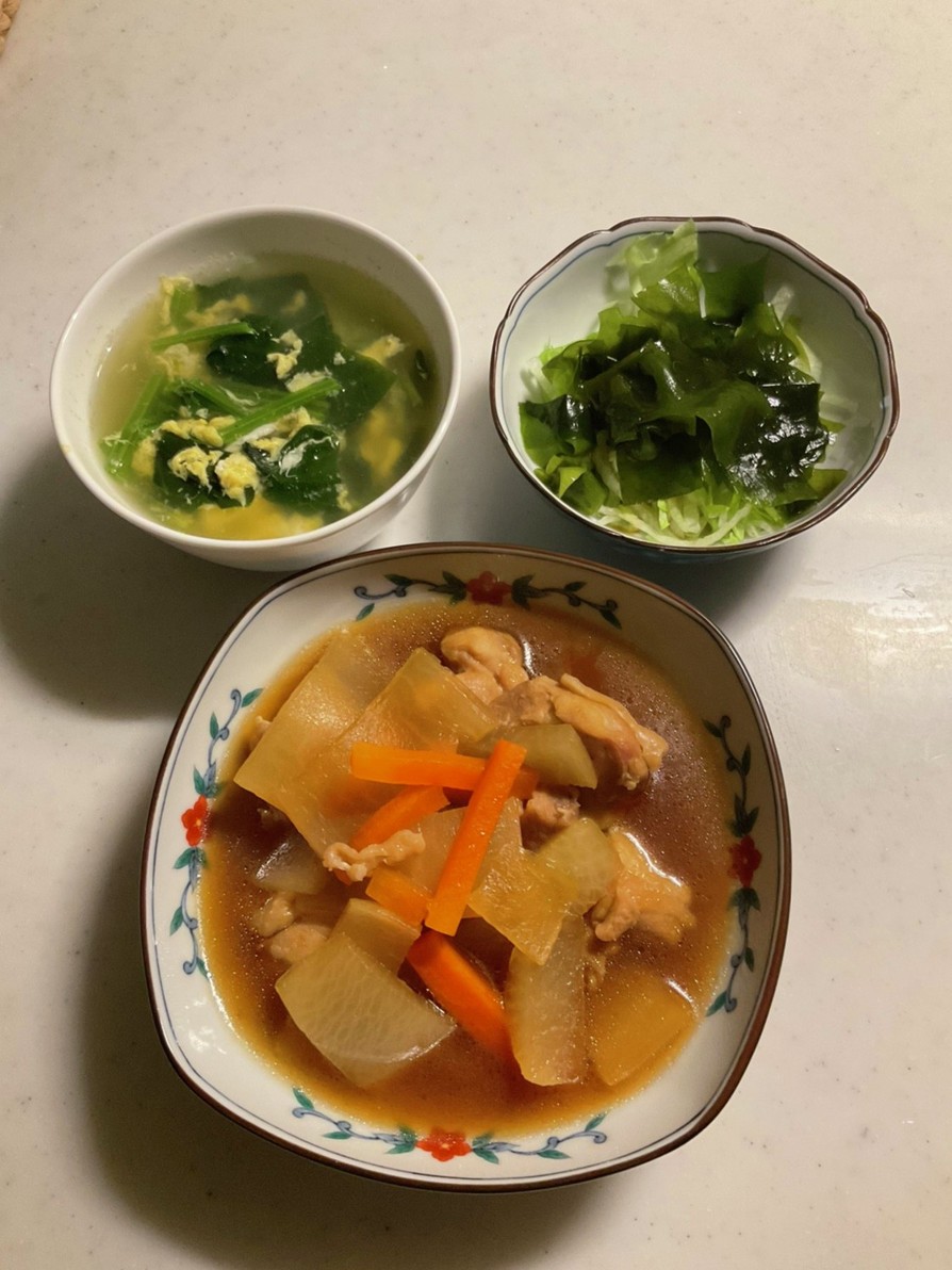 鶏肉と大根の煮物、サラダ、中華スープの画像