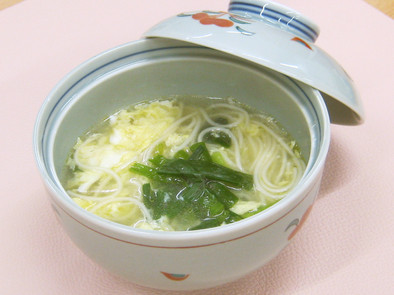 ニラ玉温麺（うーめん）汁の写真
