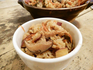 サツマイモと薄あげ入り土鍋の炊き込みご飯の写真