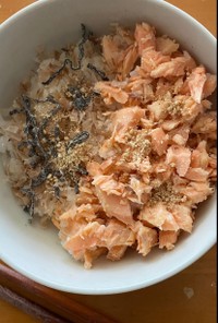 簡単ランチ☆鮭フレークと塩昆布丼