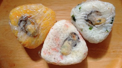 牡蠣ご飯の3色おにぎりの写真