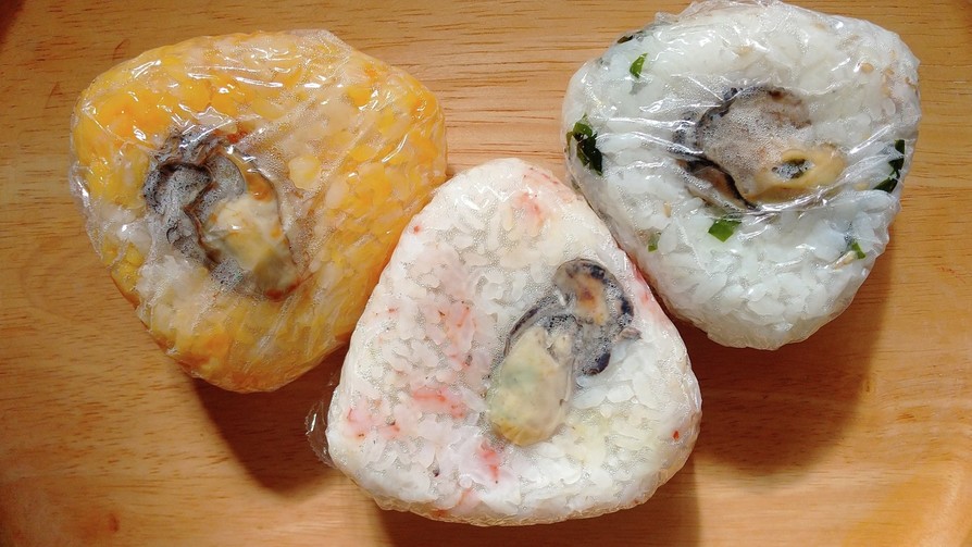 牡蠣ご飯の3色おにぎりの画像