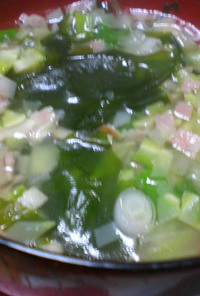野菜の芯とワカメのスープ