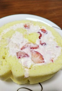 苺クリームチーズクリームのロールケーキ