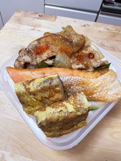 今年ラスト！豚ロース生姜焼き☆焼き鮭弁当の写真