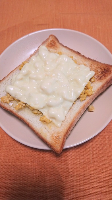 スクランブルエッグとチーズのトースト♪の写真