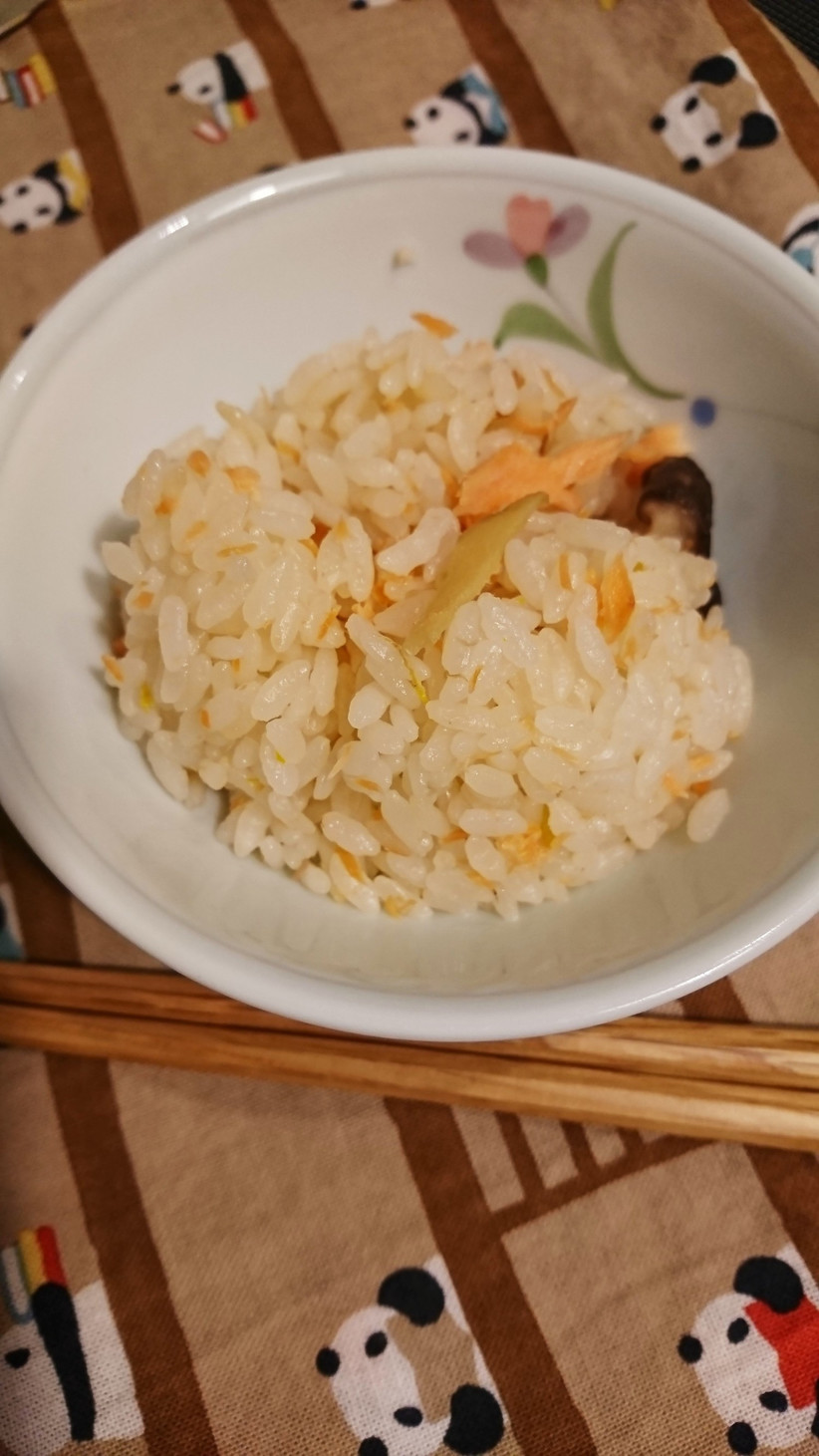 鮭と柚子の炊き込みご飯の画像