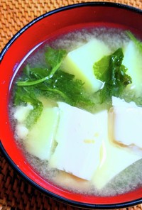 小松菜と豆富・じゃがいもの味噌汁