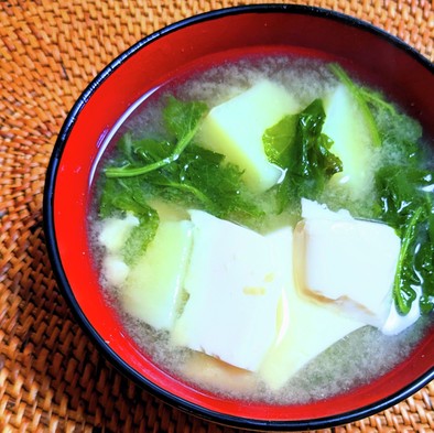 小松菜と豆富・じゃがいもの味噌汁の写真