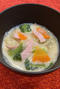 ハムとチンゲン菜の味噌豆乳スープ