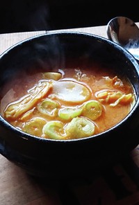土鍋でアツアツ♪トック入りピリ辛スープ
