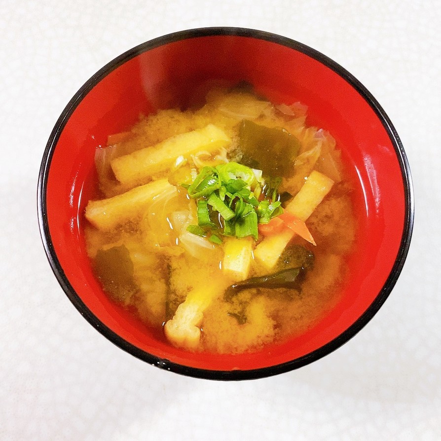 白菜と油揚げの味噌汁の画像