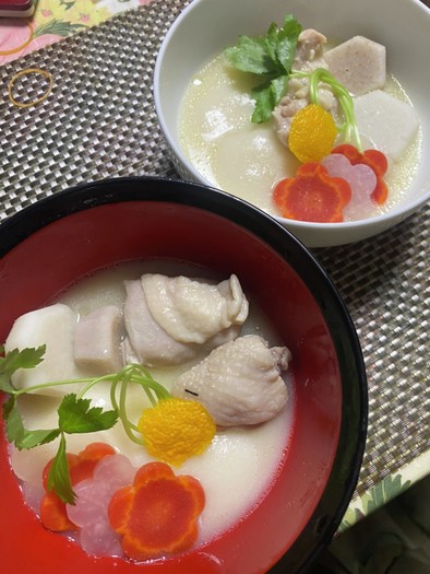 関西風　鶏腿肉と里芋の雑煮　白味噌仕立ての写真