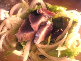 カツオのたたきとレタスと玉葱のサラダ