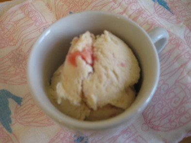 ジャムでイチゴアイスの写真