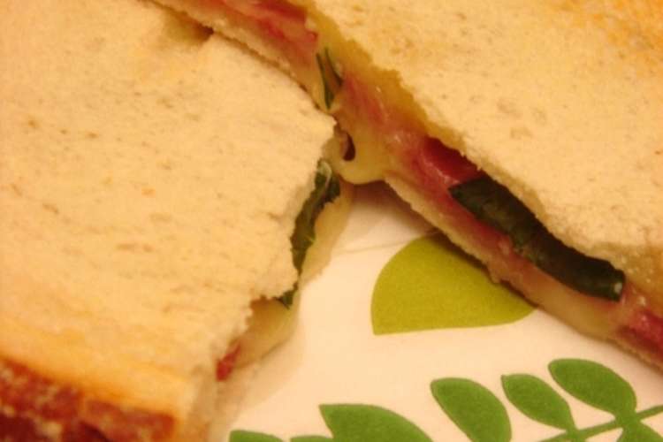 サラミ チーズ バジル ホットサンド レシピ 作り方 By ハートのエース クックパッド 簡単おいしいみんなのレシピが367万品