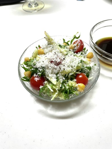 ケール・キャベツのサラダ　バルサミコ風味の写真