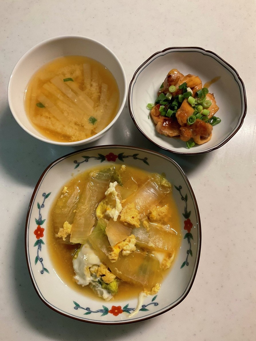鶏の照り焼き、白菜の卵とじ、味噌汁の画像