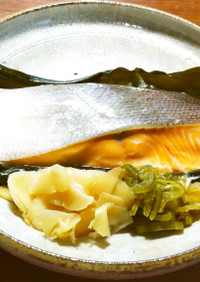 鮭昆布〆の酒蒸し　発酵生姜・葱オイル漬け