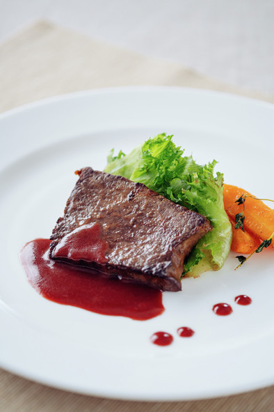 牛肉のステーキ～黒酢と赤ワインのソース～の写真