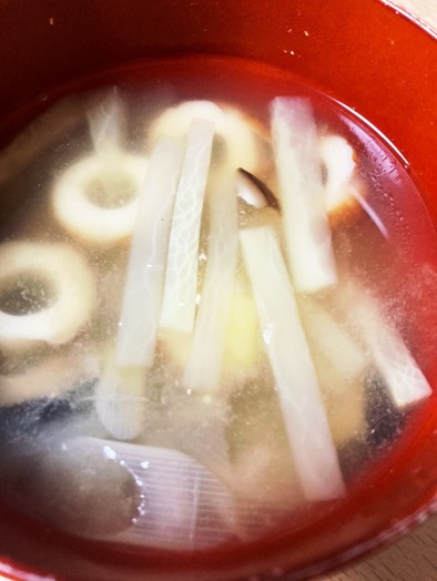 大根とちくわとねぎとしいたけの味噌汁の写真