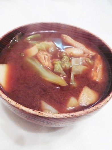 里芋とキャベツのお味噌汁の写真