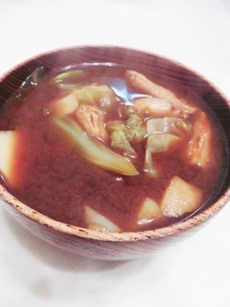 里芋とキャベツのお味噌汁の画像