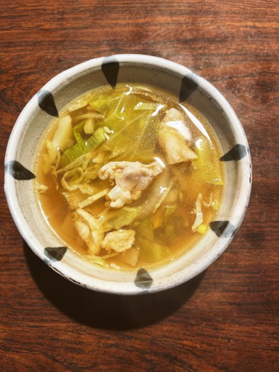 鶏皮と根菜の和風コンソメスープの写真