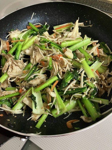簡単炒めるだけ！小松菜とキノコのナムル風の写真