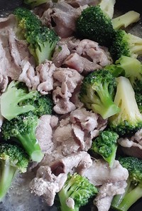 簡単★スライス豚肉とブロッコリーの炒め物