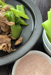 豚肉セロリの簡単塩炒め＆スティックサラダ