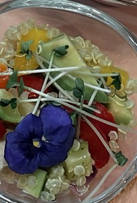 発酵食品は最高！ お花のキヌアサラダ