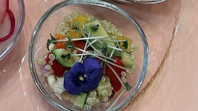 発酵食品は最高！ お花のキヌアサラダの写真