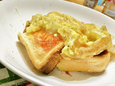 ふわとろ卵とパンで作るオムライス(パン)の写真