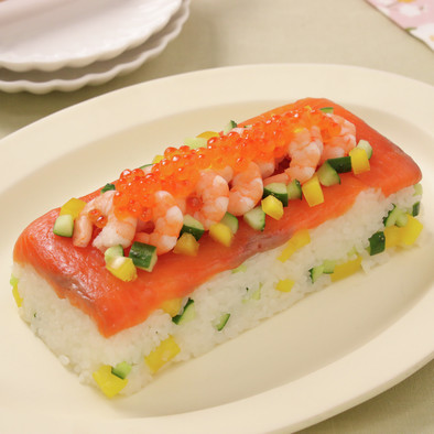 スモークサーモンの洋風押し寿司の写真