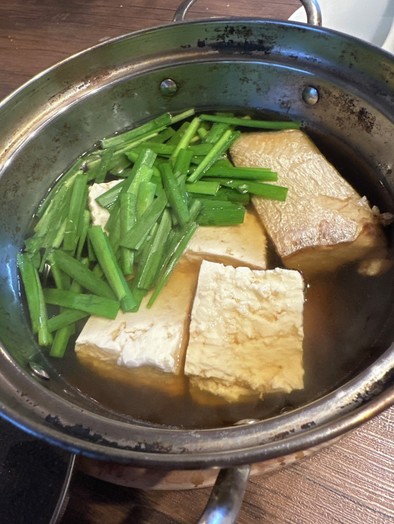 焼き鰤とニラの湯豆腐の写真