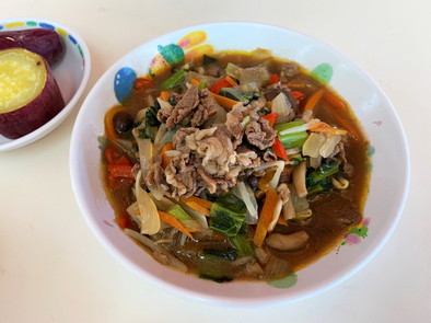 牛肉と野菜のソテー／こども園・保育園給食の写真