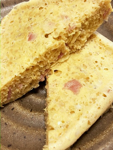 ベーコンとチーズのオートミール蒸しパンの写真