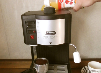 オレンジジュースで作るコーヒーの写真