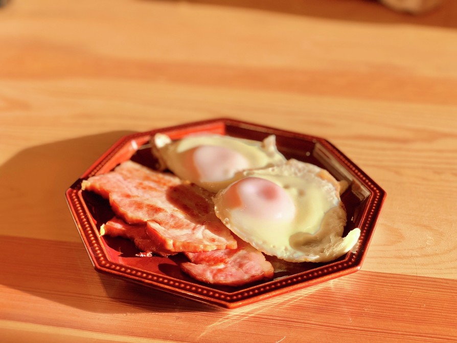 美味しい朝ごはん。ベーコン&目玉焼きの画像