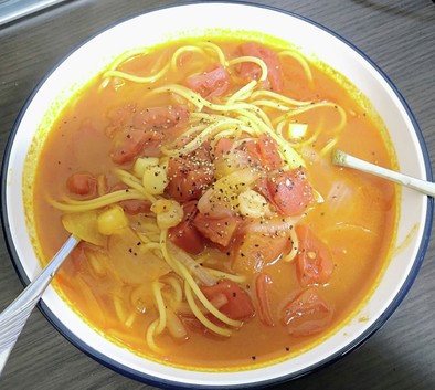 トマトとシーフードのスープスパの写真