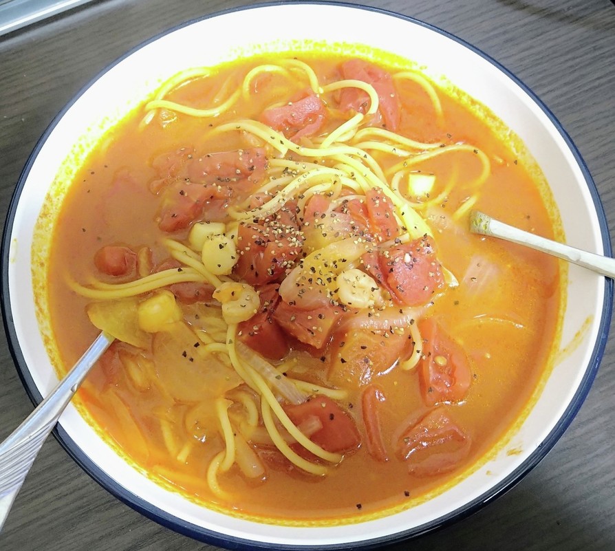 トマトとシーフードのスープスパの画像