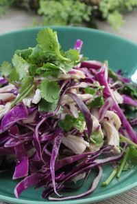 簡単鶏ハムで紫キャベツのタイ風サラダ