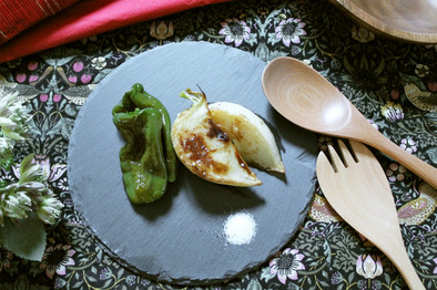 トリュフ塩で食べる野菜の写真