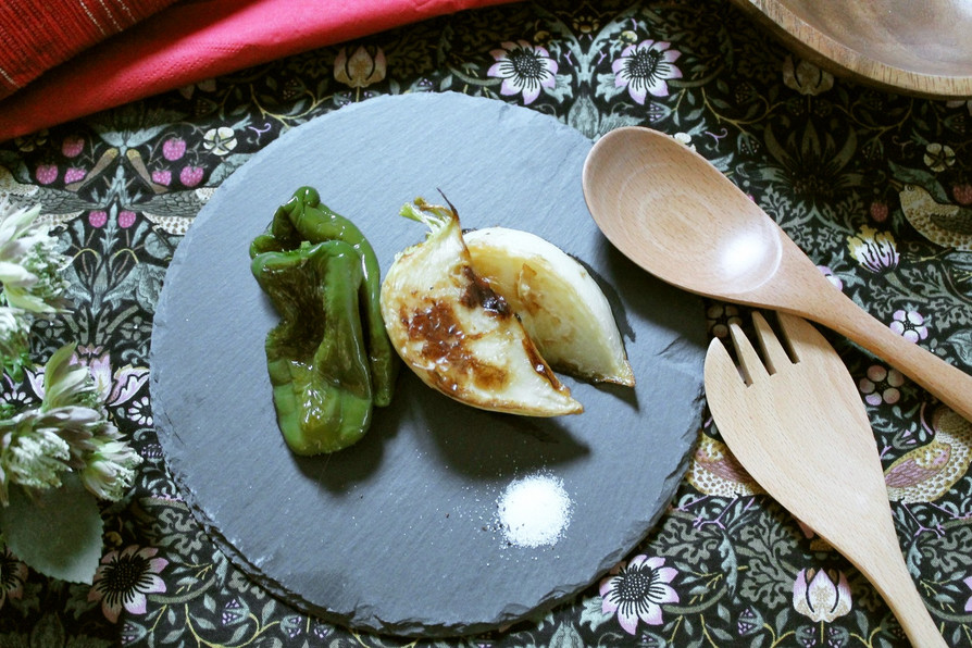 トリュフ塩で食べる野菜の画像