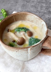 ブロッコリーとしめじの豆乳味噌スープ